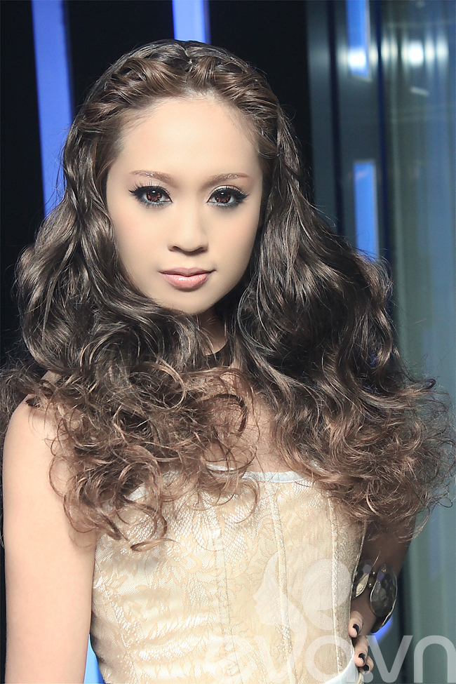 Khác với vẻ đẹp nhẹ nhàng thường thấy, Thanh Thúy ấn tượng và gợi cảm với trang phục ôm sát, makeup ấn tượng và mái tóc xoăn tạo kiểu độc đáo